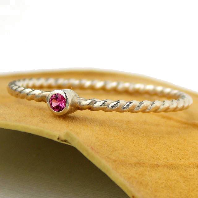 Kleiner Seil Geburtsstein Ring - 925 Sterling Silber Stapelring Mit 2mm Facettierten Stein in Rohrfassung - Kleiner, Zierlicher Verdrehter Kleiner Seil Geburtsstein Ring - 925 Sterling Silber Stapelring Mit 2mm Facettierten Stein in Rohrfassung - Kleiner, Zierlicher Verdrehter von RitoOriginals