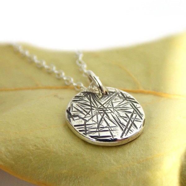 Kreuzgeschlüpfte Scheibe Anhänger Halskette Sterling Silber Halskette, Gefüttert Strukturiert, Anhänger, Runder Schlichter Schlichte Halskette Kreuzgeschlüpfte Scheibe Anhänger Halskette Sterling Silber Halskette, Gefüttert Strukturiert, Anhänger, Runder Schlichter Schlichte Halskette von RitoOriginals