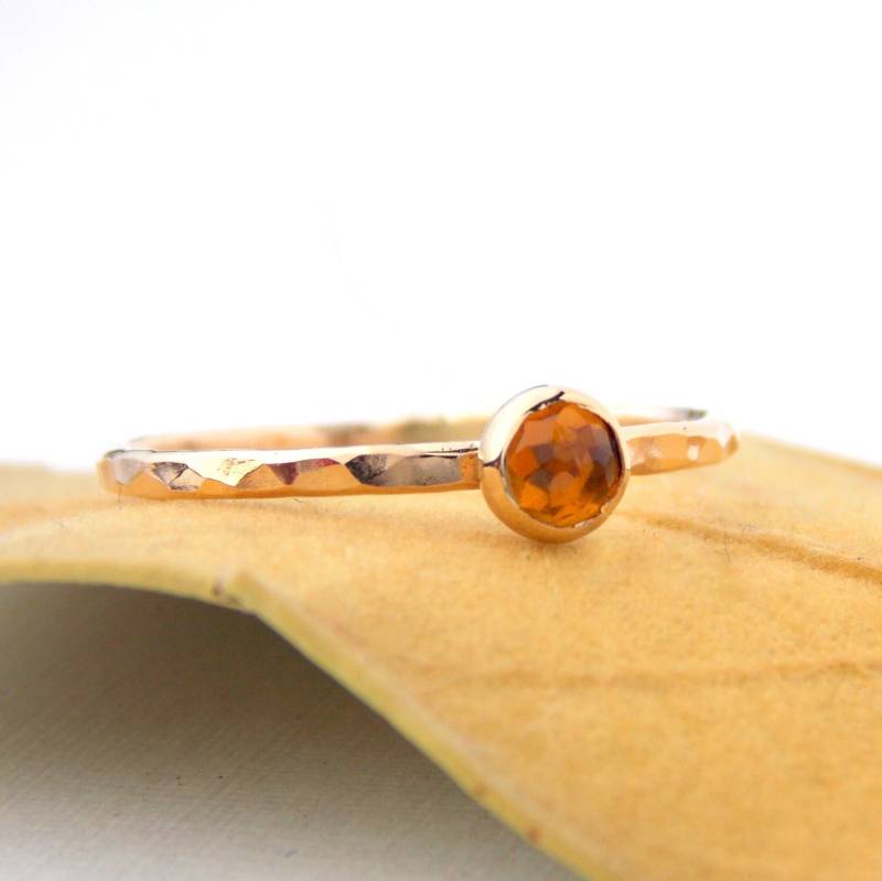 Mini Rosenschliff Citrin Ring Goldener Ring, Verlobungsring, Gelber Stein Gehämmerter November Geburtsstein Mini Rosenschliff Citrin Ring Goldener Ring, Verlobungsring, Gelber Stein Gehämmerter November Geburtsstein von RitoOriginals