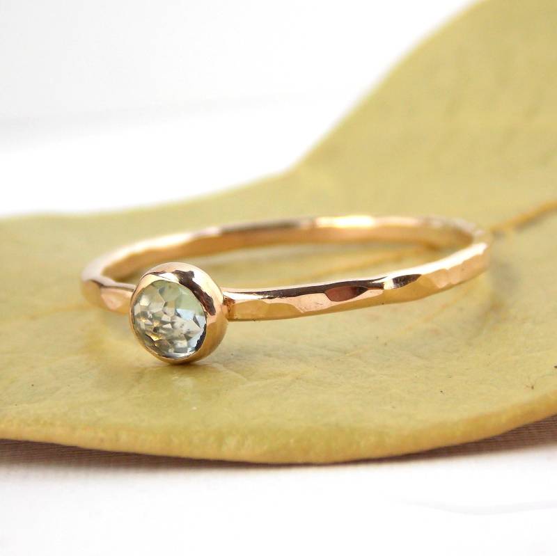 Massiver 14K Gold Mini Rose Cut Stone Solider Gelbgold-Verlobungsring Mit Einem Gehämmerten Strukturierten Band, Geburtsstein-Stapelring Im Massiver 14K Gold Mini Rose Cut Stone Solider Gelbgold-Verlobungsring Mit Einem Gehämmerten Strukturierten Band, Geburtsstein-Stapelring Im von RitoOriginals
