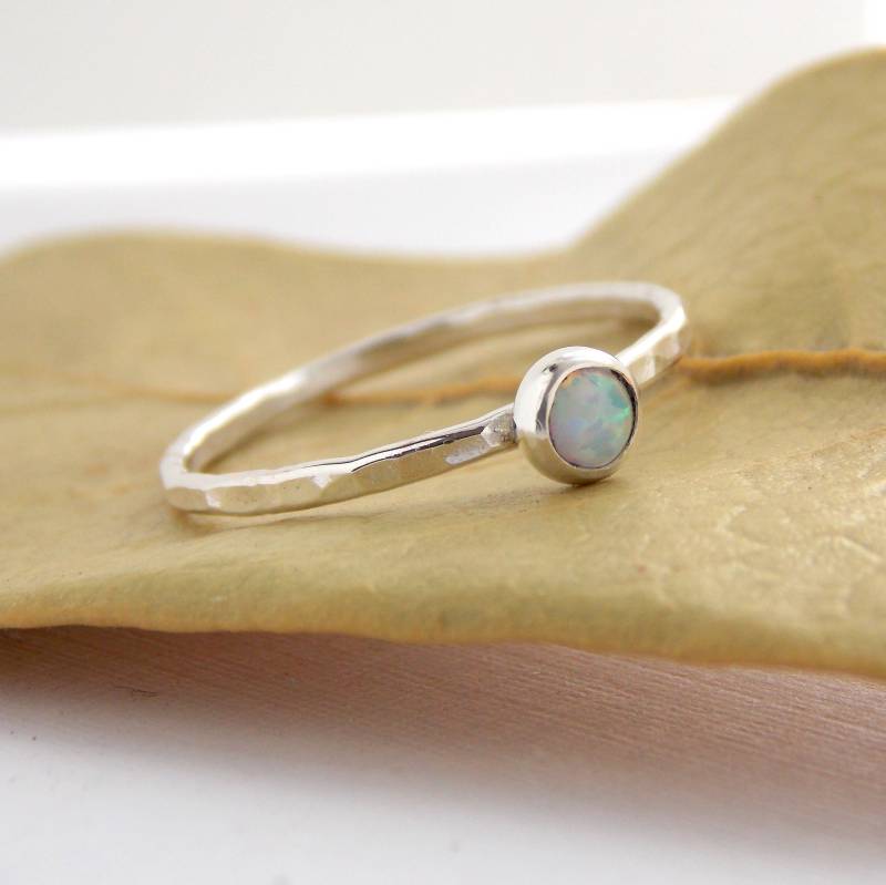 Opal Gehämmerter Band Cab Ring Stapelbarer Geburtsstein Ring, Sterling Silber Einfacher Zierlicher Oktober Opal Gehämmerter Band Cab Ring Stapelbarer Geburtsstein Ring, Sterling Silber Einfacher Zierlicher Oktober von RitoOriginals