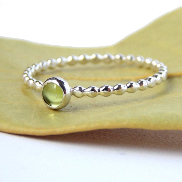 Peridot Perlen Band Stapelring - 925 Sterling Silber Stacking Birthstone Ring 4 Mm Grüner Cabochonstein Stapelbarer August Peridot Perlen Band Stapelring - 925 Sterling Silber Stacking Birthstone Ring 4 Mm Grüner Cabochonstein Stapelbarer August von RitoOriginals