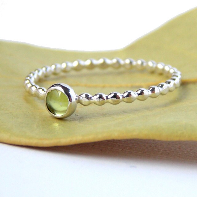 Peridot Perlen Band Stapelring - 925 Sterling Silber Stacking Birthstone Ring 4 Mm Grüner Cabochonstein Stapelbarer August Peridot Perlen Band Stapelring - 925 Sterling Silber Stacking Birthstone Ring 4 Mm Grüner Cabochonstein Stapelbarer August von RitoOriginals