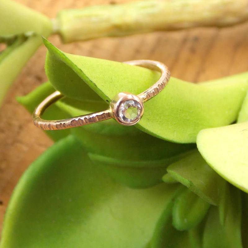 Schraffierter Roségold-Filled Geburtsstein-stapelring Schlichter, Zierlicher 14K Ring Schraffierter Roségold-Filled Geburtsstein-stapelring Schlichter, Zierlicher 14K Ring von RitoOriginals