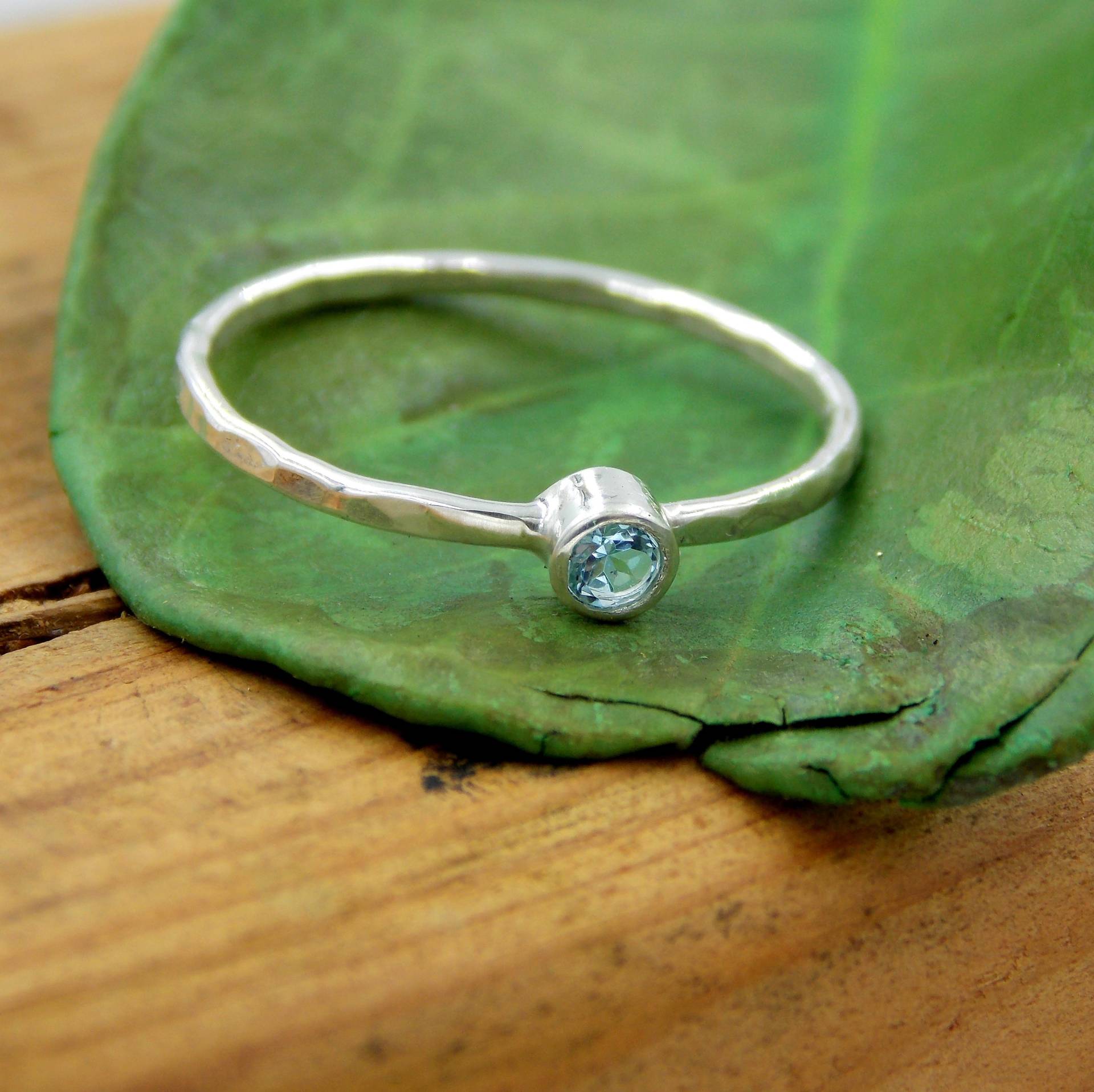 Stapelring Aus Sterlingsilber Mit Geburtsstein Und Gehämmertem Band Stapelring Aus Sterlingsilber Mit Geburtsstein Und Gehämmertem Band von RitoOriginals