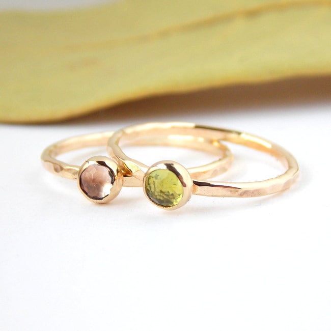 Vergoldeter Geburtssteinring Mit Rosenschliff Und Gehämmertem Band Ein Alternativer Verlobungs-, Hochzeits - Oder Versprechensring Vergoldeter Geburtssteinring Mit Rosenschliff Und Gehämmertem Band Ein Alternativer Verlobungs-, Hochzeits - Oder Versprechensring von RitoOriginals