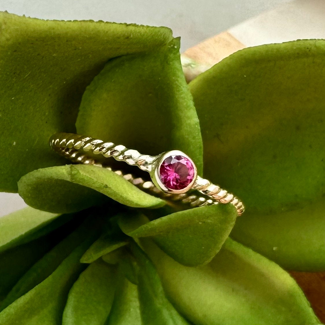 Gold-Gefüllter Geburtsstein-stacking-Ring Einfacher, Zierlicher 14K Gelbgold-Gedrehter Ring Gold-Gefüllter Geburtsstein-stacking-Ring Einfacher, Zierlicher 14K Gelbgold-Gedrehter Ring von RitoOriginals