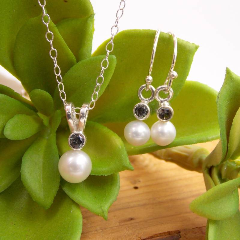 Weiße Süßwasserperlen Geburtsstein Halskette Und Ohrring Set Sterling Silber, Tropfen Anhänger, Ohrringe Weiße Süßwasserperlen Geburtsstein Halskette Und Ohrring Set Sterling Silber, Tropfen Anhänger, Ohrringe von RitoOriginals