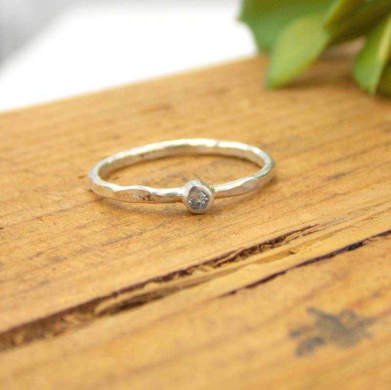 Winzige Gehämmerte Aquamarin Stapelring Aus Sterling Silber, Eine Kleine Und Zierliche März Geburtsstein Ring Winzige Gehämmerte Aquamarin Stapelring Aus Sterling Silber, Eine Kleine Und Zierliche März Geburtsstein Ring von RitoOriginals