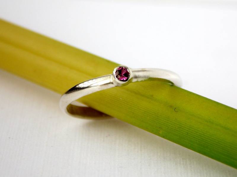 Winziger Gewölbter Band Geburtsstein Ring Schlichter Zierlicher Sterling Silber Stapelring Winziger Gewölbter Band Geburtsstein Ring Schlichter Zierlicher Sterling Silber Stapelring von RitoOriginals