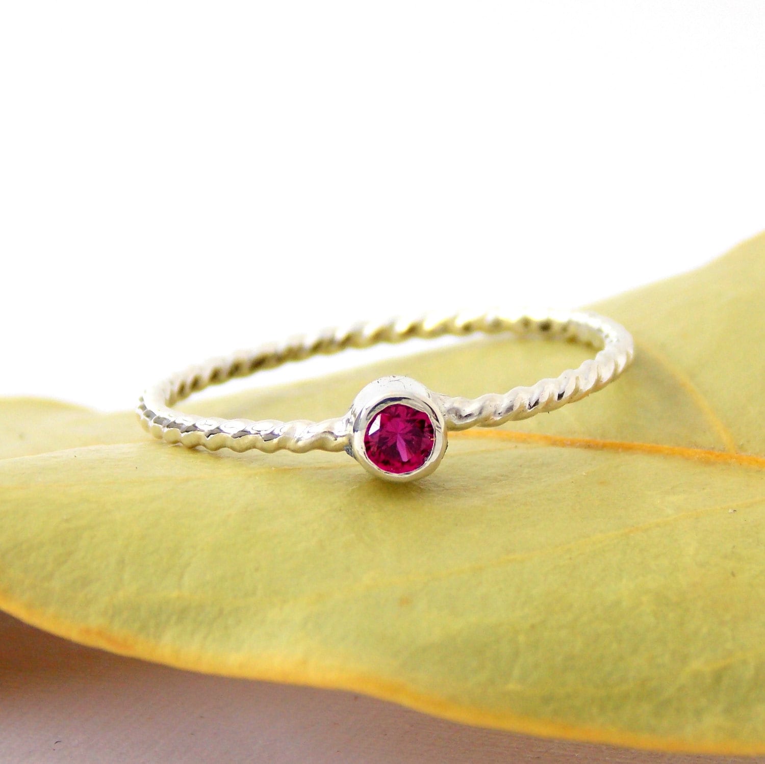 Zierlicher Twisted Rope Geburtsstein Stapelring Sterling Silber Stapelbarer Ring Zierlicher Twisted Rope Geburtsstein Stapelring Sterling Silber Stapelbarer Ring von RitoOriginals