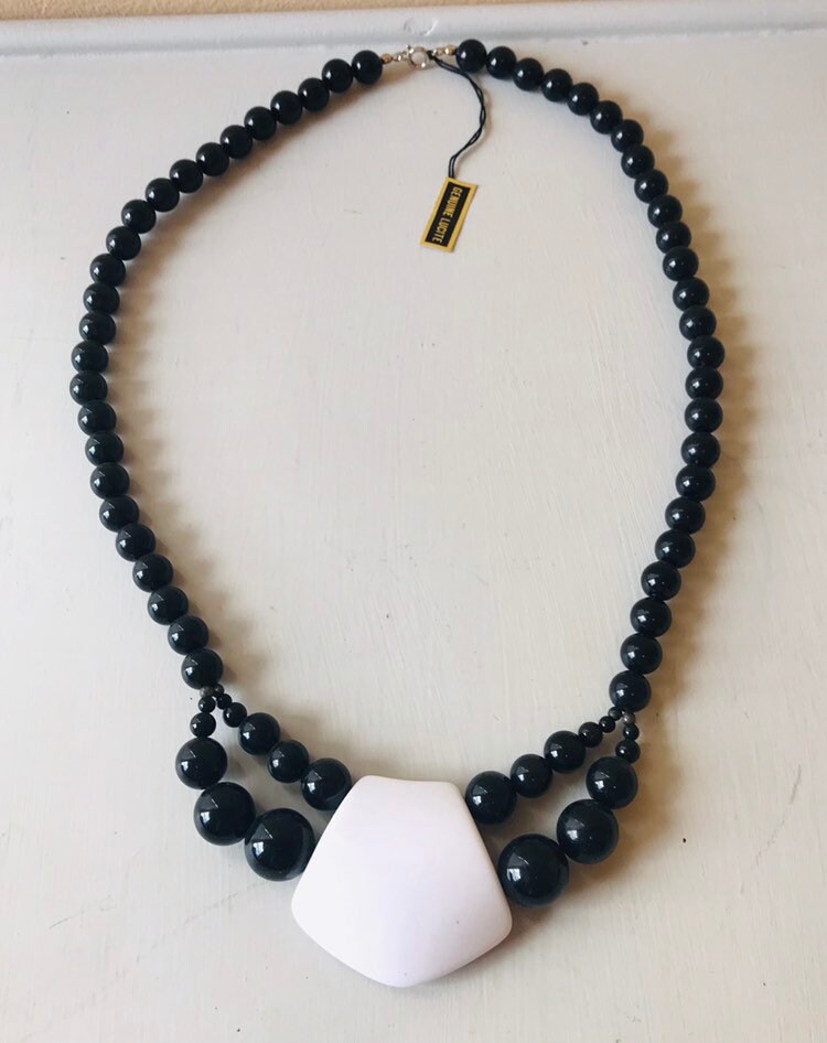 Vintage 1980S Lucite Perlenkette Schwarz-Weißer Anhänger, Original Tags von RittenhouseSqVintage