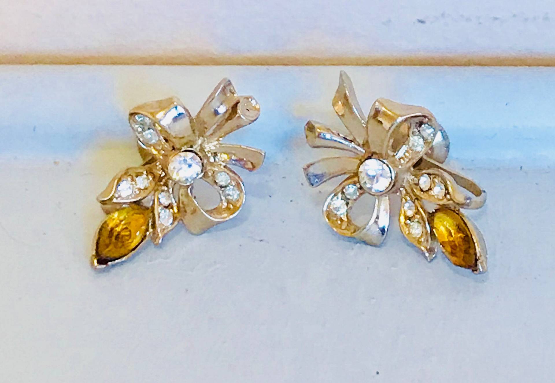 Vintage 1960S Coro Ohrstecker Mit Goldfarbenen Ohrsteckern, Glassteinen Und Bernsteinfarbenen Glasperlen von RittenhouseSqVintage