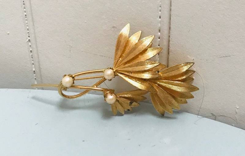 Vintage 1960S Gold Ton Blatt/Blumen Und Perle Brosche Oder Pin von RittenhouseSqVintage