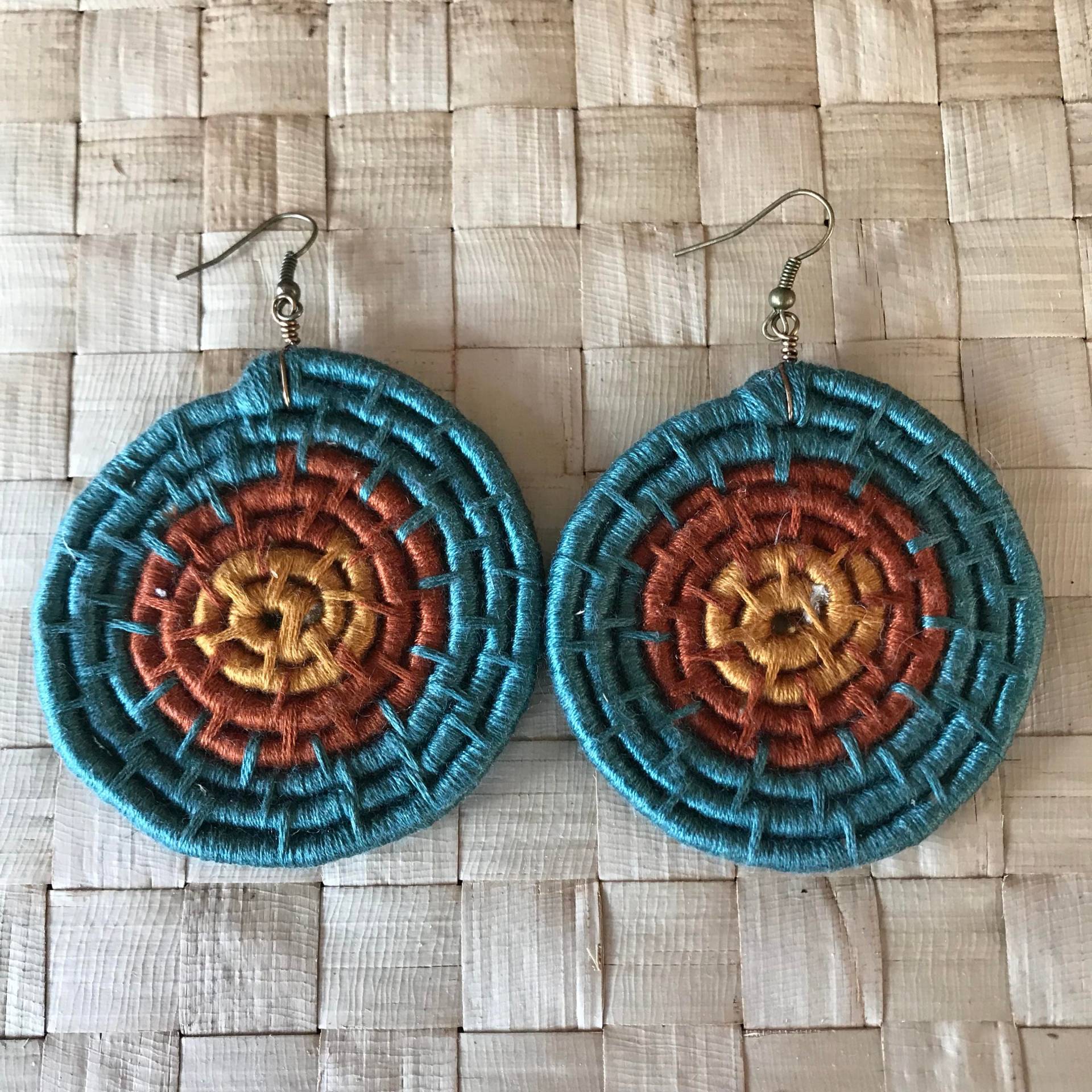 Gewebte Cosmic Spiral Coil Ohrringe | Türkis Und Orange Gewebte Cosmic Spiral Coil Ohrringe | Türkis Und Orange von RitualSoulAdornments