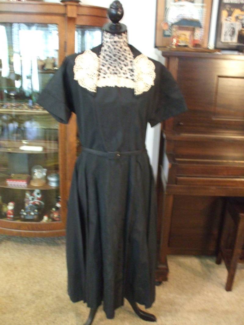 Späten 40 Schwarz Der Frühen 50Er Jahre Taft W/Weißer Baumwolle Spitze Farbe Und Trimmen Späten 40 Schwarz Der Frühen 50Er Jahre Taft W/Weißer Baumwolle Spitze Farbe Und Trimmen von RitzyBusiness