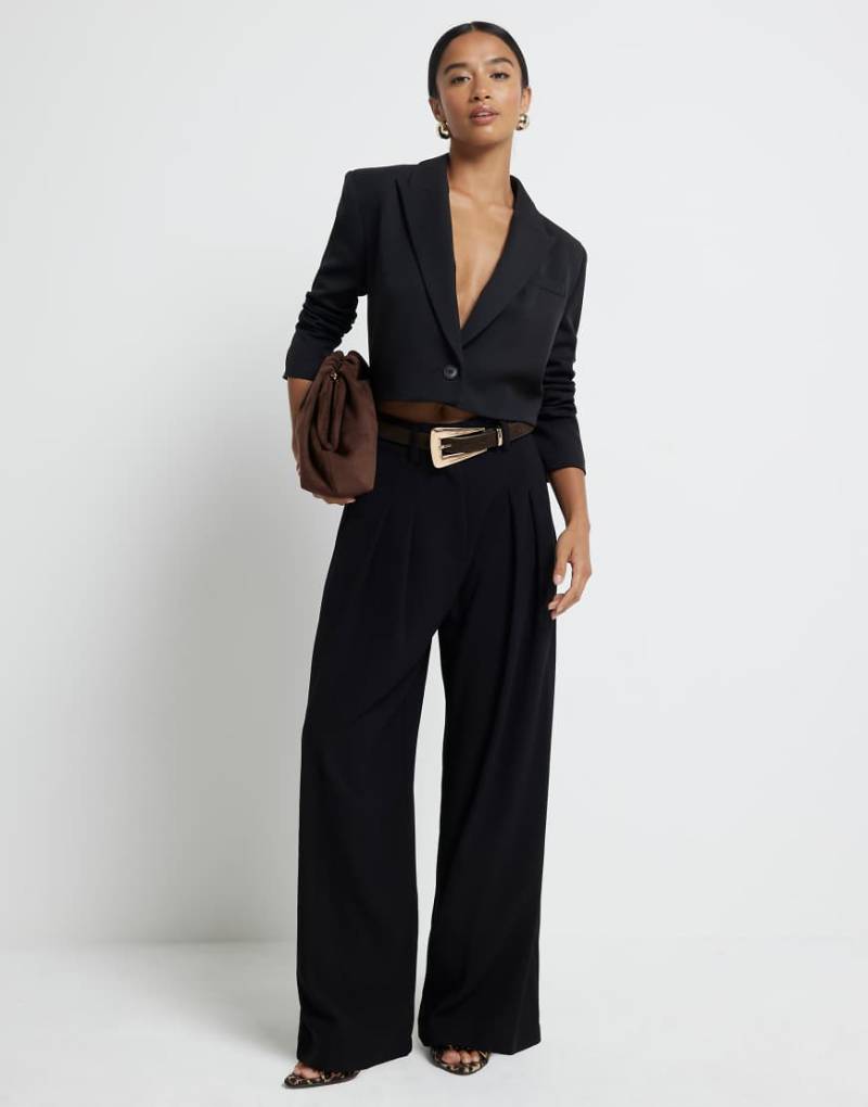 River Island Petite - Bundfaltenhose in Schwarz mit weitem Bein von River Island Petite