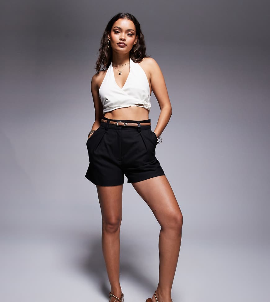 River Island Petite - Schmal geschnittene Shorts in Schwarz mit Gürtel von River Island Petite