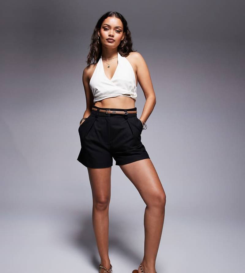 River Island Petite - Schmal geschnittene Shorts in Schwarz mit Gürtel von River Island Petite