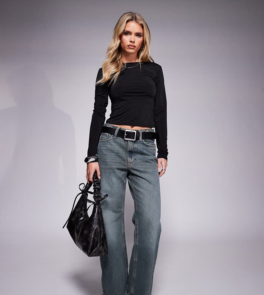 River Island Petite - Straight Jeans in verwaschenem Dunkelblau mit lockerem Schnitt River Island Petite - Straight Jeans in verwaschenem Dunkelblau mit lockerem Schnitt von River Island Petite