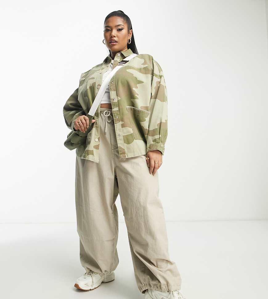 River Island Plus - Hemdjacke in Khaki mit tiefer Tasche-Grün von River Island Plus