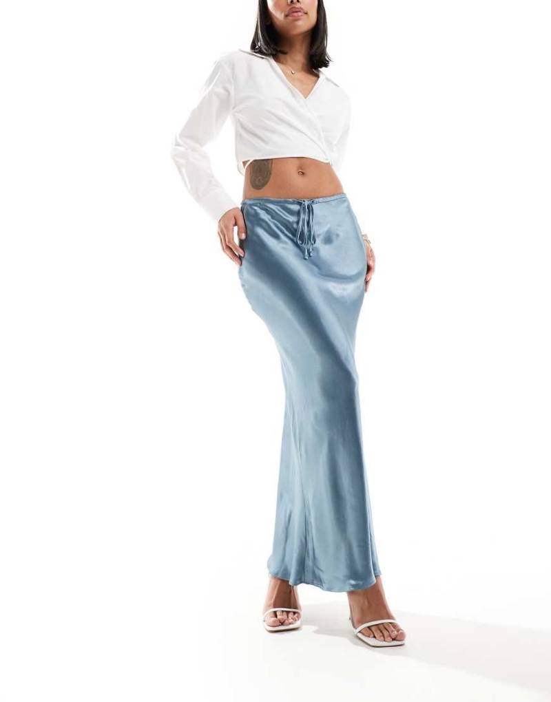 River Island - Asymmetrisch geschnittener Midirock in Blau mit Bindegürtel von River Island