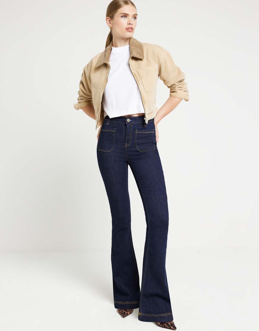 River Island - Ausgestellte Jeans in dunkelblauer Waschung von River Island