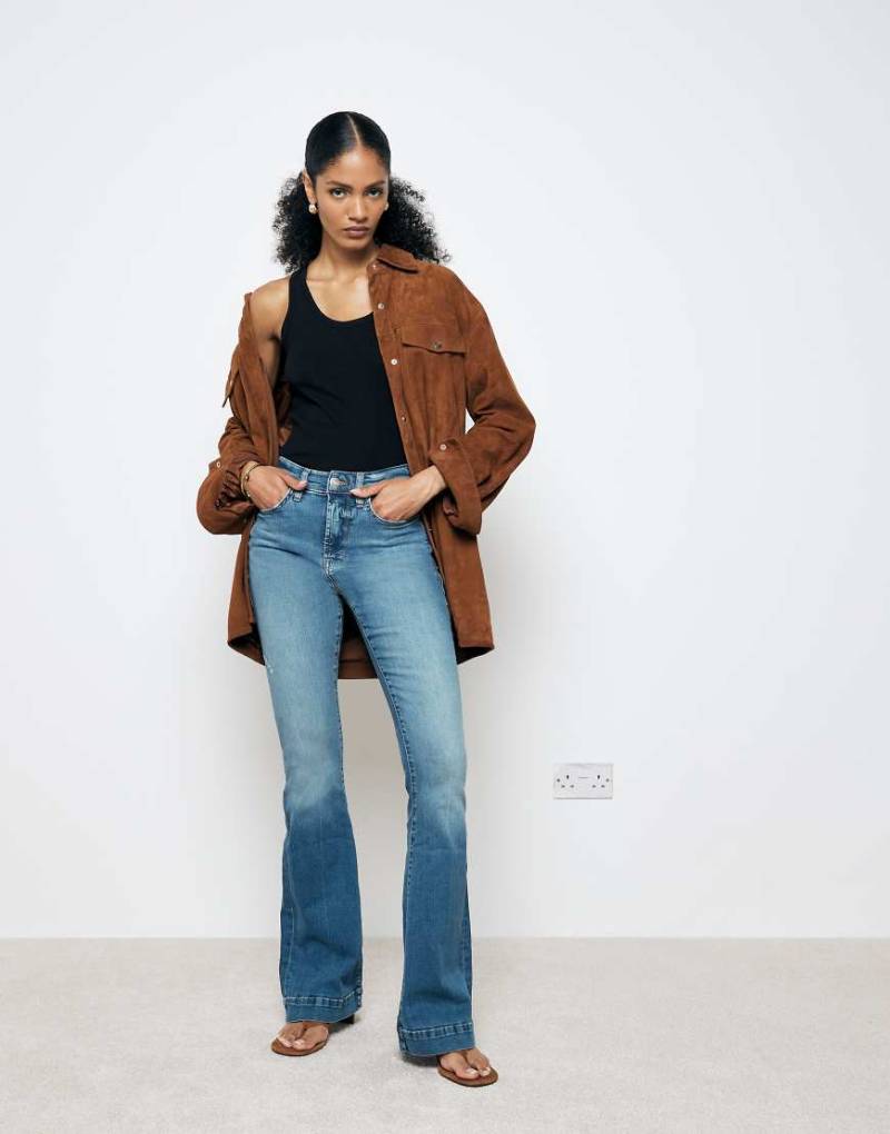 River Island - Ausgestellte Jeans in verwaschenem Mittelblau von River Island