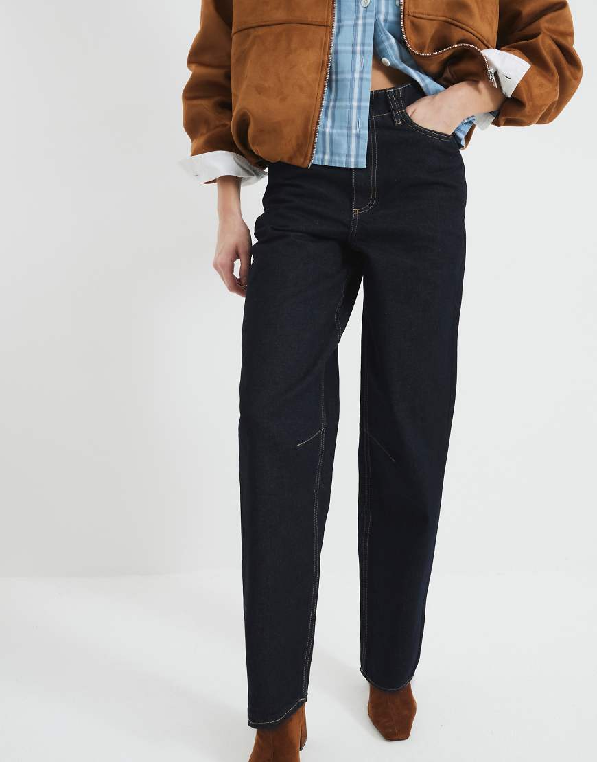 River Island - Barrel-Jeans in dunkelblauer Waschung River Island - Barrel-Jeans in dunkelblauer Waschung von River Island
