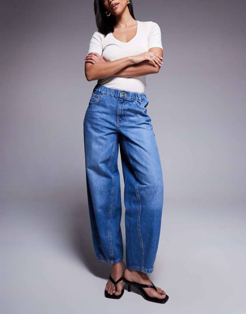 River Island - Barrel-Leg-Jeans in mittelblauer Waschung mit elastischem Bund von River Island