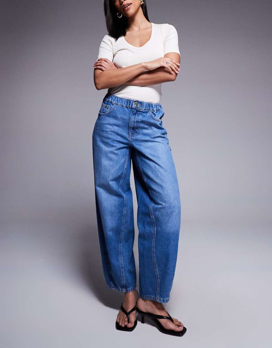 River Island - Barrel-Leg-Jeans in mittelblauer Waschung mit elastischem Bund von River Island