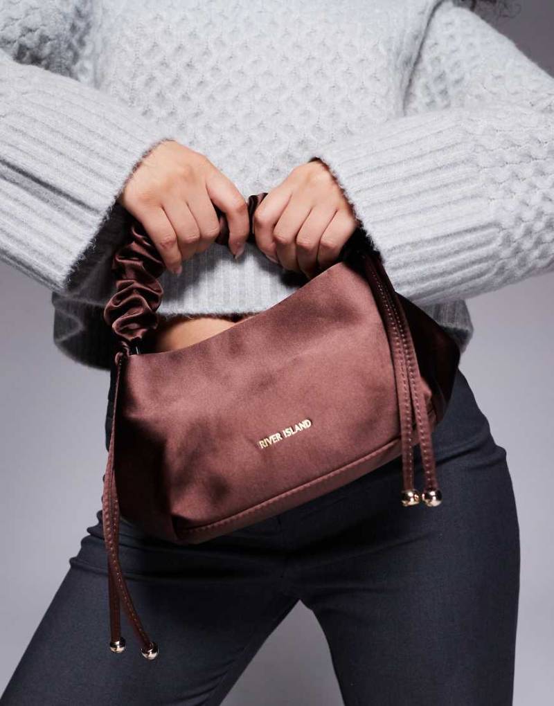 River Island - Beuteltasche aus Satin in Schokobraun von River Island