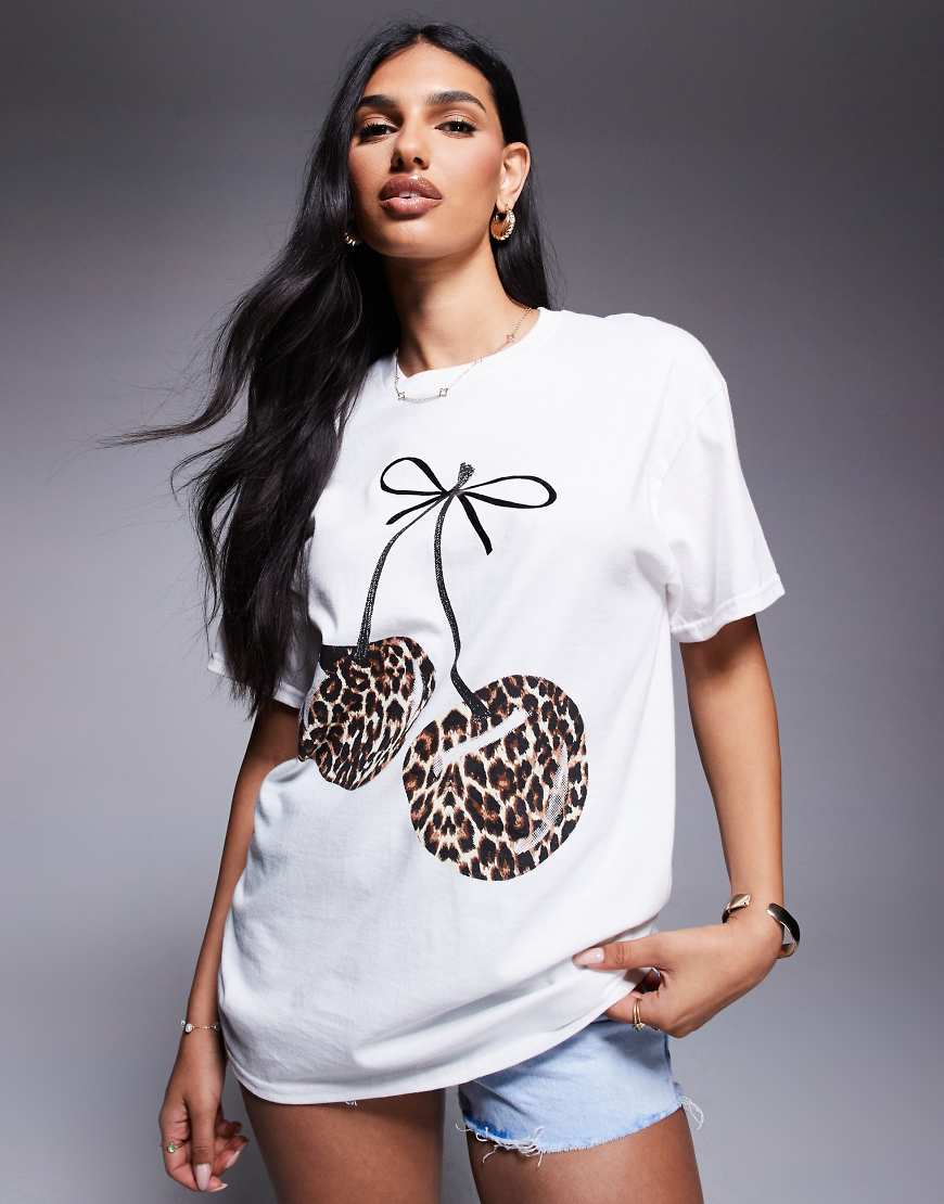 River Island - Boyfriend-T-Shirt in Weiß mit Kirschmotiv mit Leopardenmuster von River Island