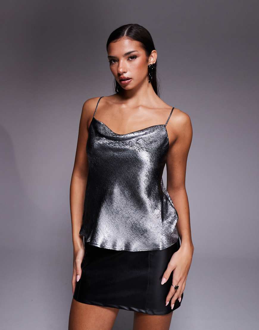 River Island - Camisole-Oberteil in Metallic-Silber mit Wasserfallausschnitt von River Island