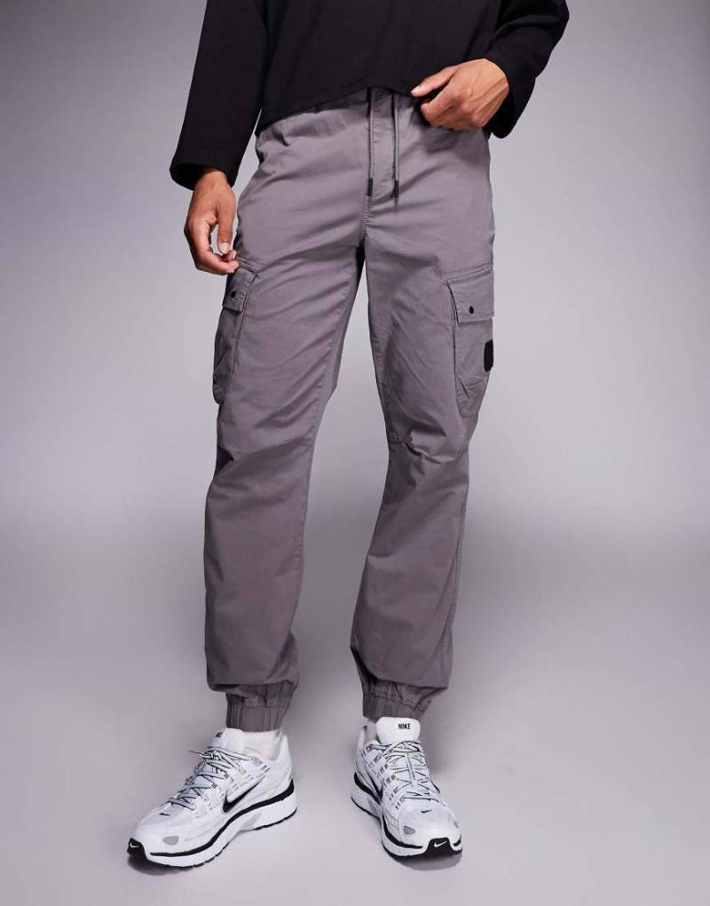 River Island - Cargohose in Dunkelgrau mit regulärer Passform von River Island