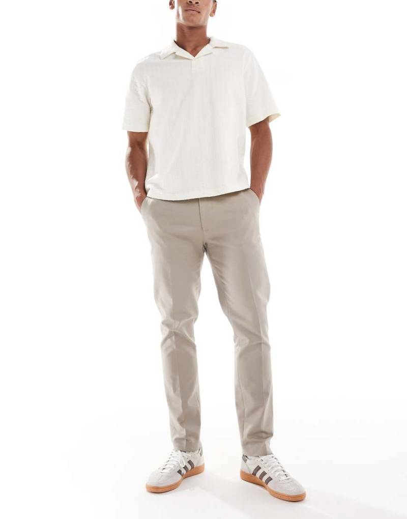 River Island - Chinohose in Beige mit schmalem Bein-Neutral River Island - Chinohose in Beige mit schmalem Bein-Neutral von River Island