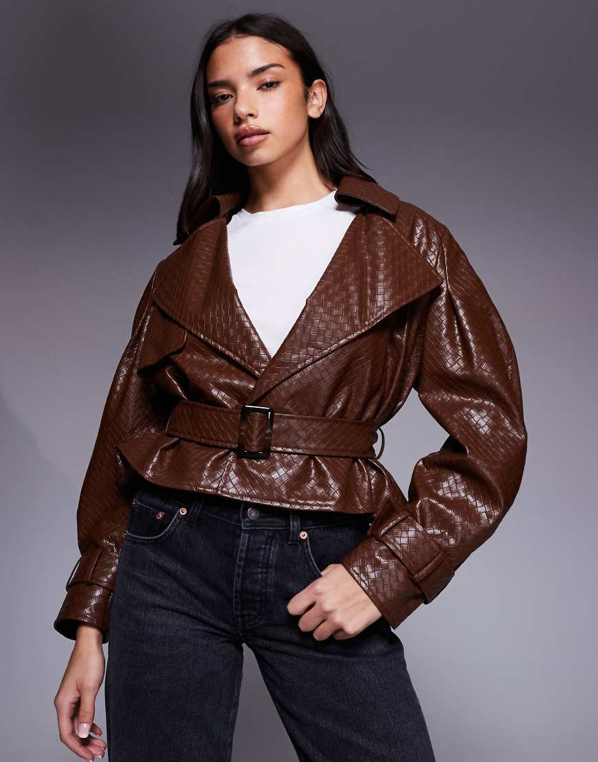 River Island - Cropped-Trenchcoat aus Kunstleder in Hellbraun mit gewebtem Gürtel-Brown von River Island