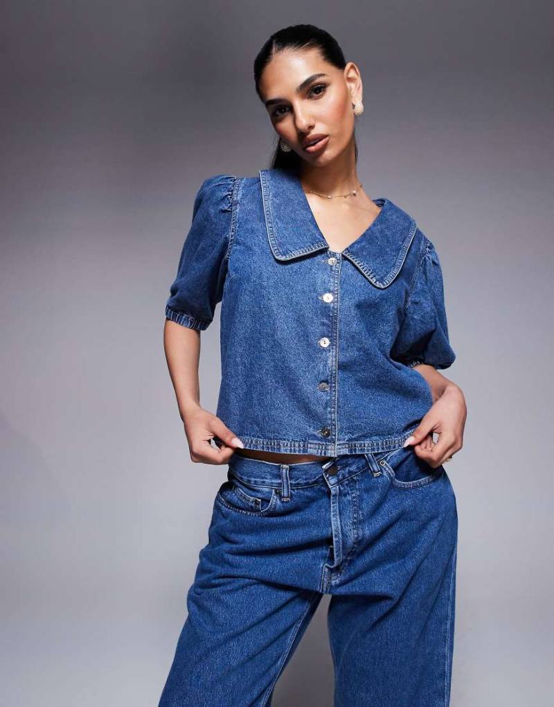 River Island - Denim-Oberteil in mittelblauer Waschung mit Puffärmeln von River Island