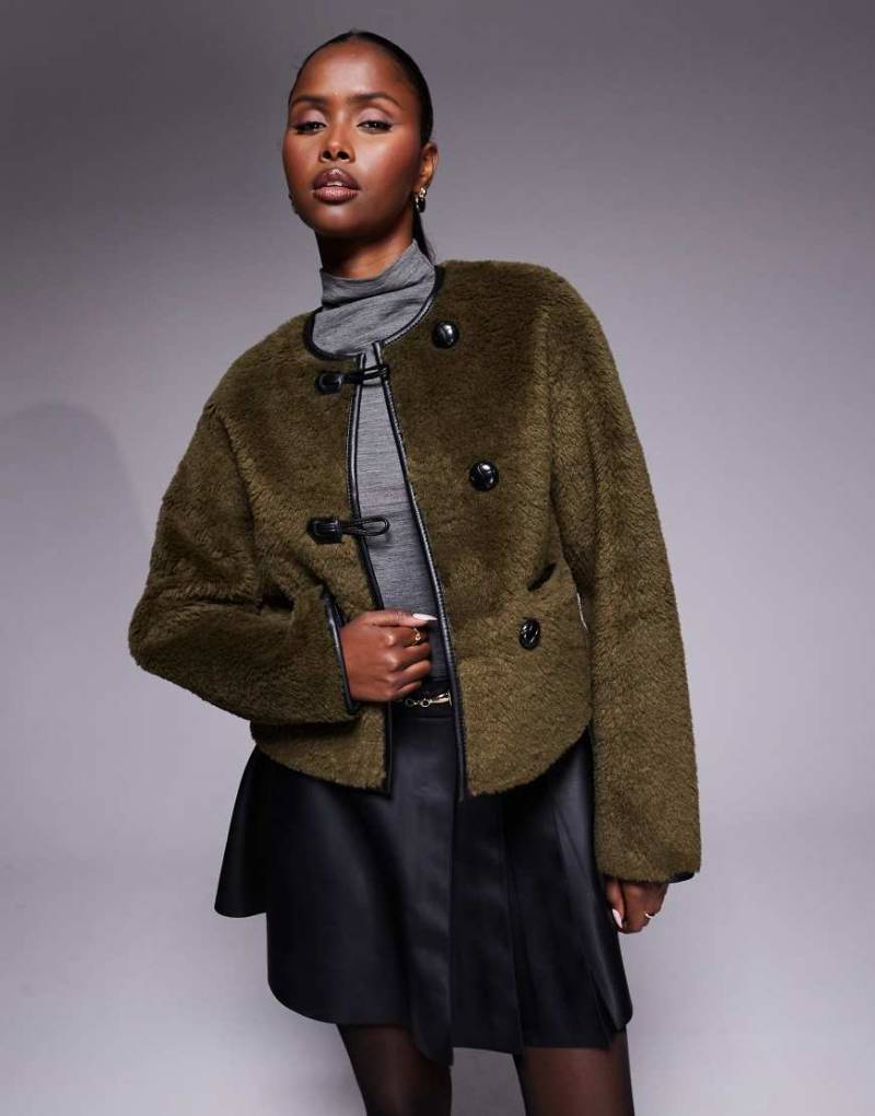 River Island - Dufflecoat aus Teddyfell in dunklem Khaki mit Knopfleiste-Grün von River Island