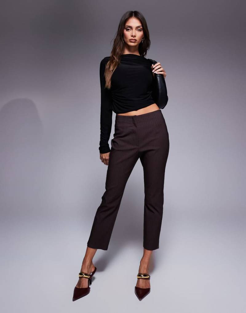 River Island - Elegante Caprihose in Braun mit Nadelstreifen von River Island