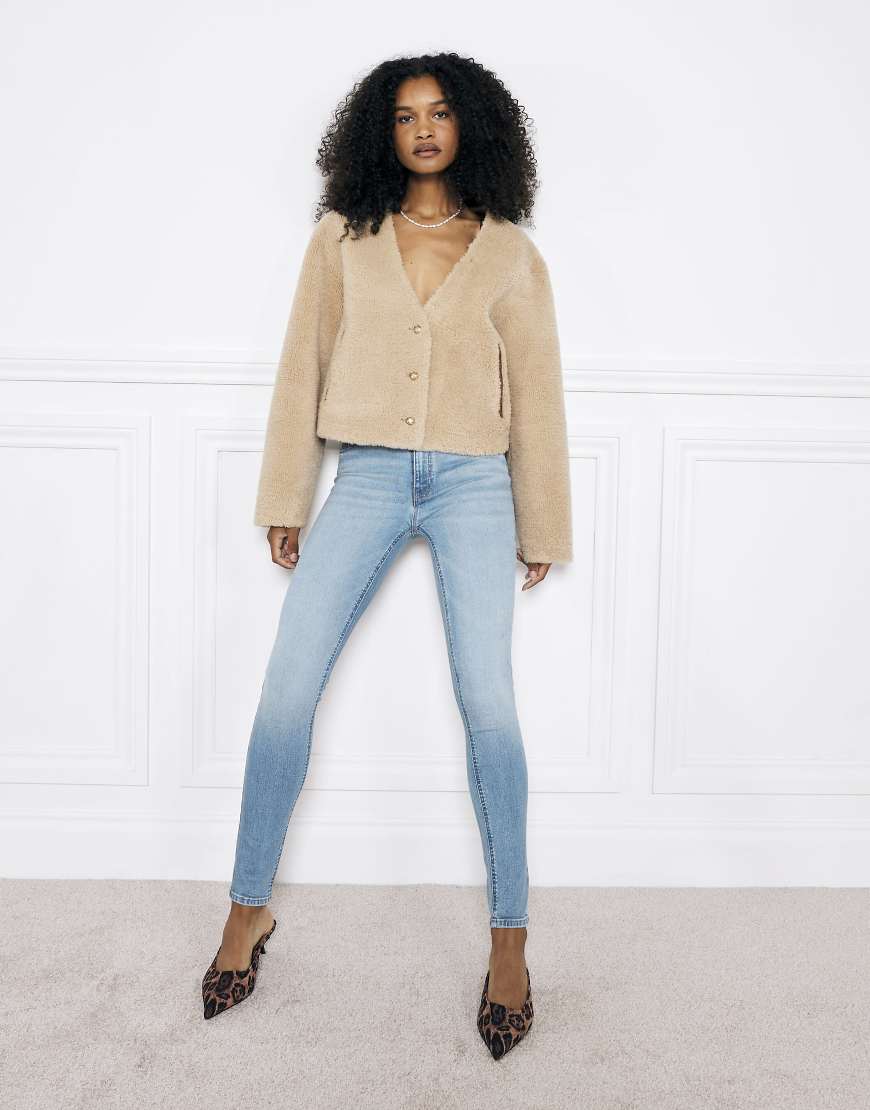 River Island - Eng anliegende Jeans aus mittelblauem Denim mit mittelhohem Bund von River Island