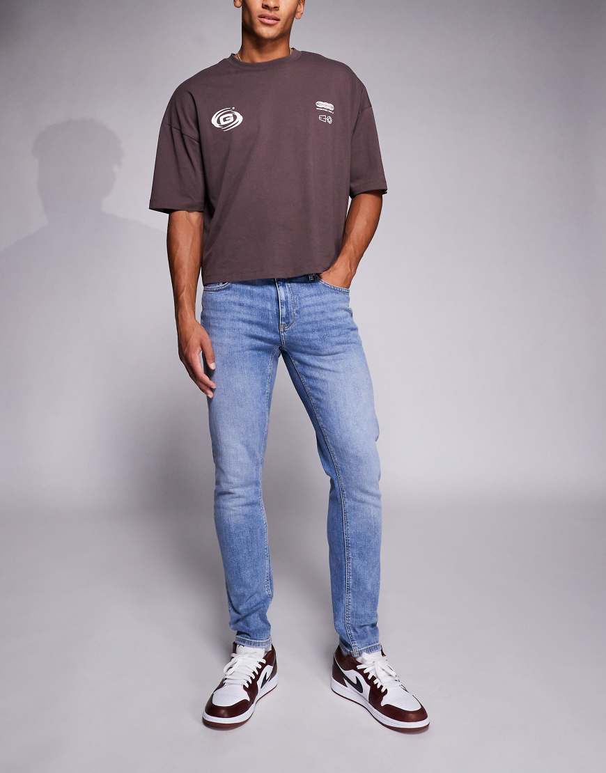 River Island - Enge Jeans in verwaschenem Mittelblau River Island - Enge Jeans in verwaschenem Mittelblau von River Island