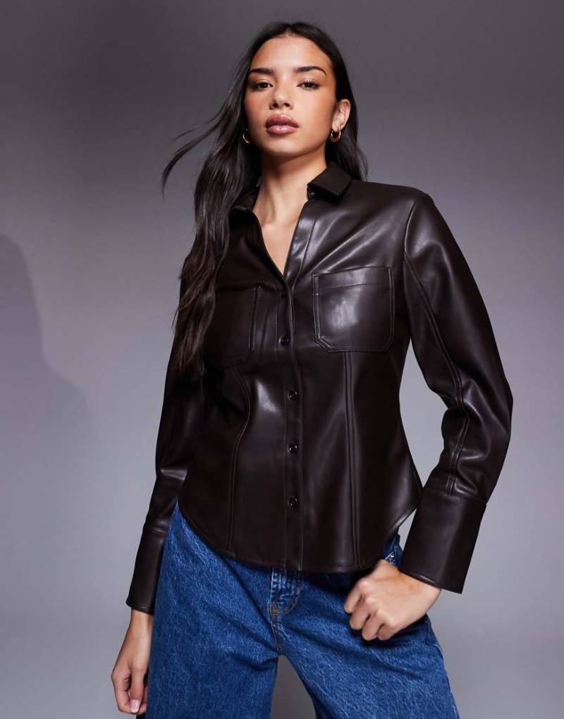 River Island - Figurbetonte Hemdbluse in dunkelbrauner Lederoptik-Neutral von River Island
