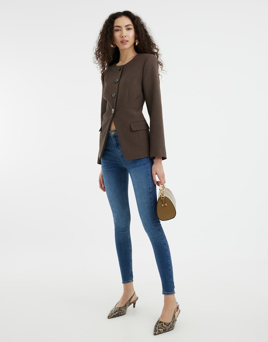 River Island - Formende Skinny-Jeans in verwaschenem Mittelblau von River Island