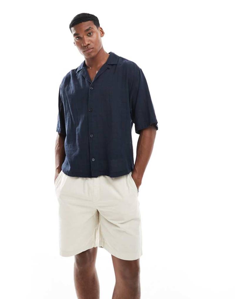 River Island - Funktionale Shorts in Steinbeige mit elastischem Bund-Neutral von River Island