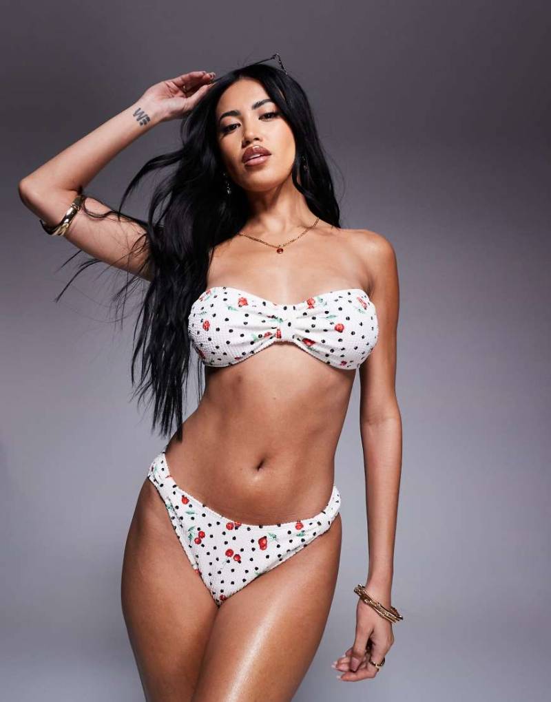 River Island - Gekräuselte Bikinihose in Weiß mit Kirschprint von River Island