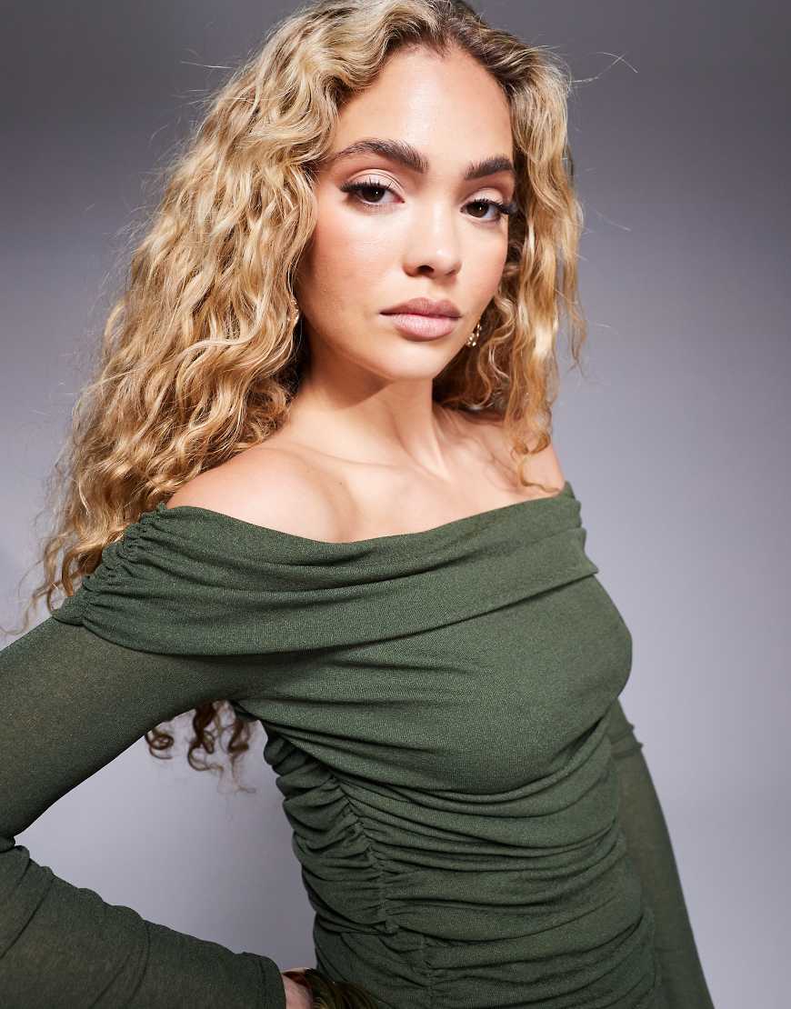 River Island - Gerafftes Oberteil in Khaki mit Carmen-Ausschnitt-Grün River Island - Gerafftes Oberteil in Khaki mit Carmen-Ausschnitt-Grün von River Island