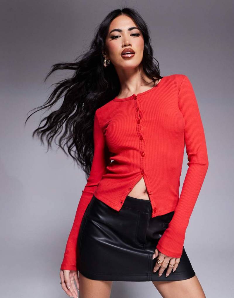 River Island - Gerippte Strickjacke in Rot mit Knopfleiste von River Island