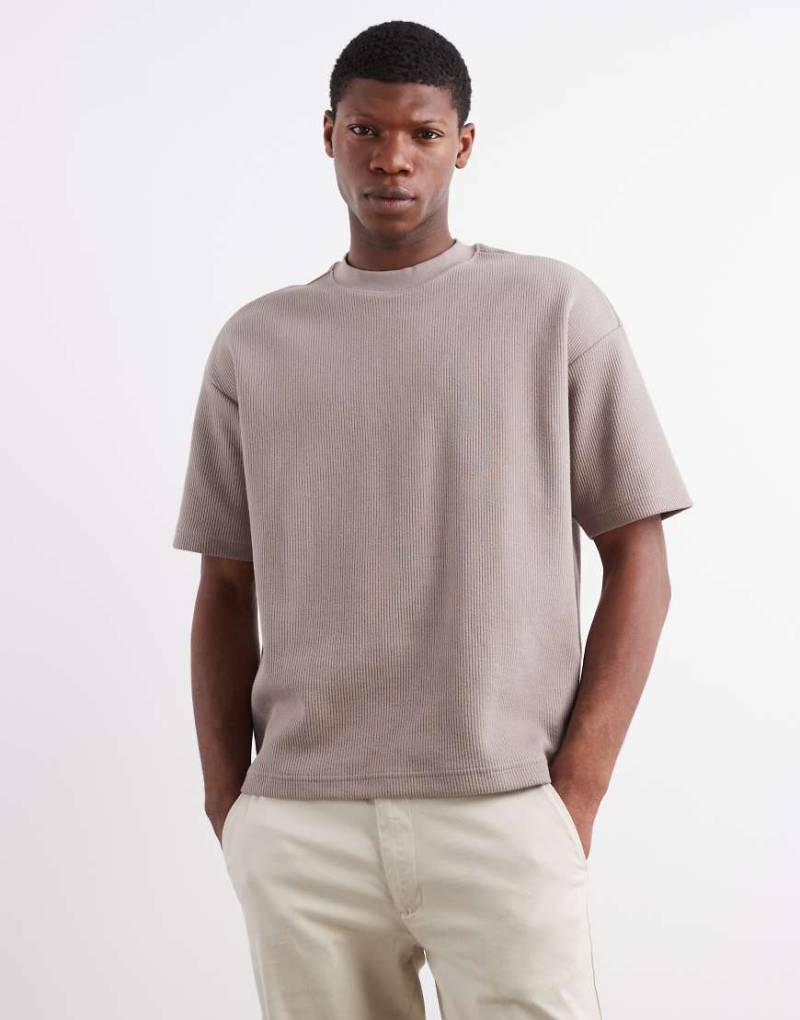 River Island - Geripptes T-Shirt in dunklem Steingrau mit regulärem Schnitt-Neutral von River Island