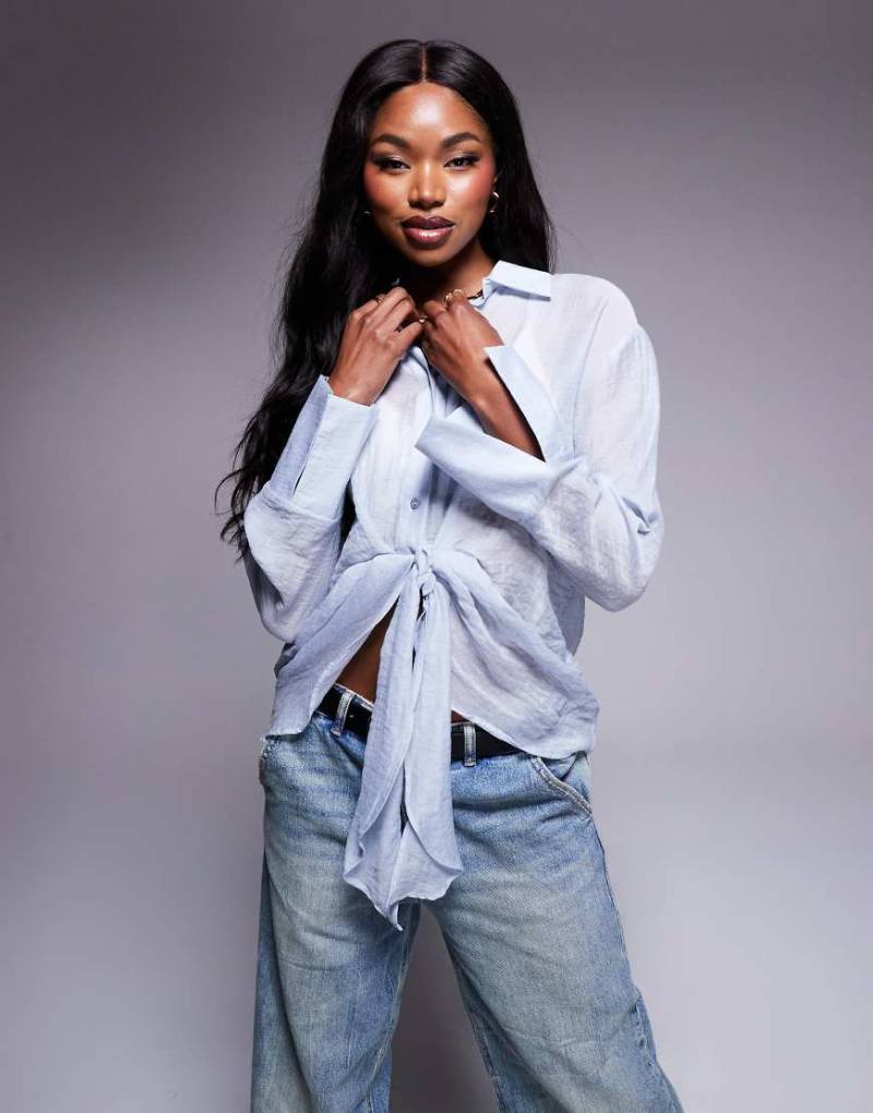 River Island - Hemdbluse in Blau mit Knopfleiste und verdrehter Vorderseite von River Island